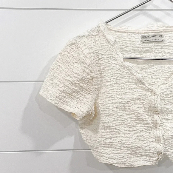 Urban Outfitters Off-White Wrinkle Crop Top Size Medium - Picture 2 of 9